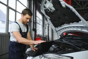 Meccanico ripara un'auto elettrica