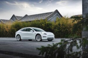 Tesla ribassa il prezzo di Model 3