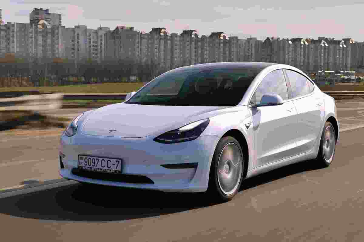 Tesla Model 3 alza il prezzo