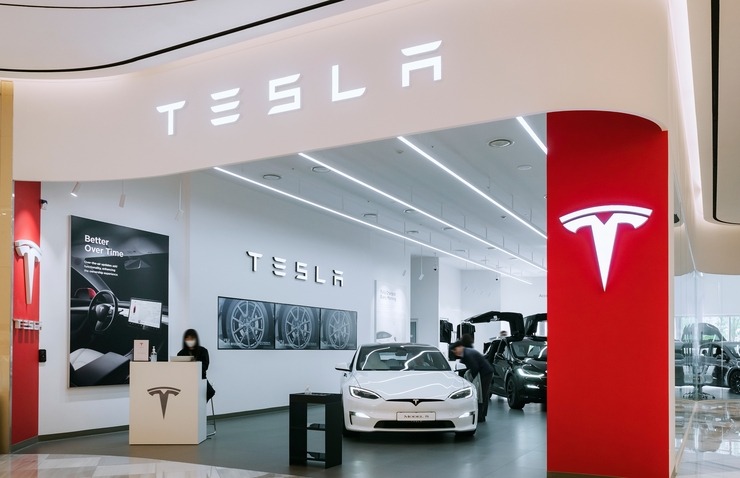 Tesla propone sconti ai clienti