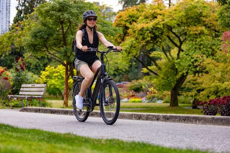Una donna su una bici elettrica