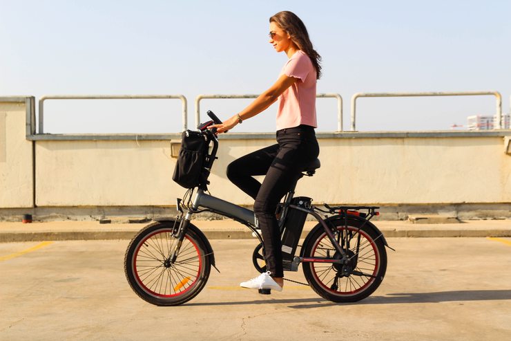 Una ragazza su una e-bike