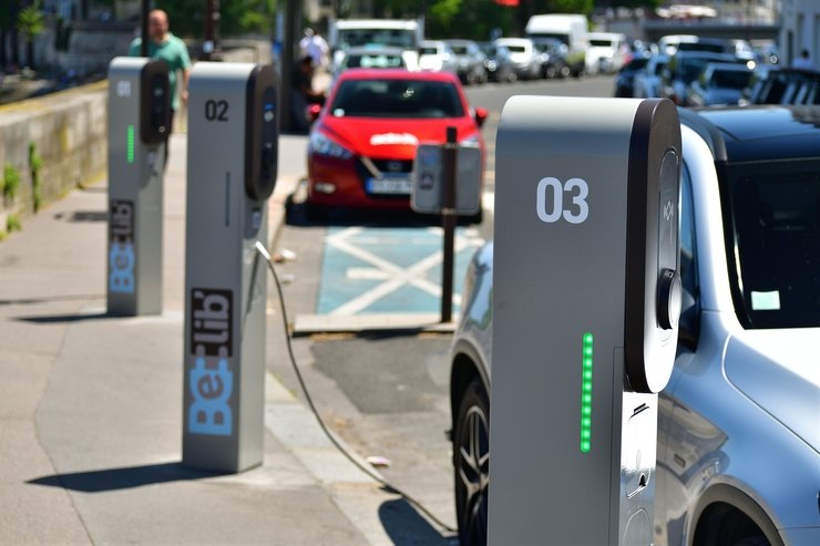 Auto elettriche alla colonnina di ricarica