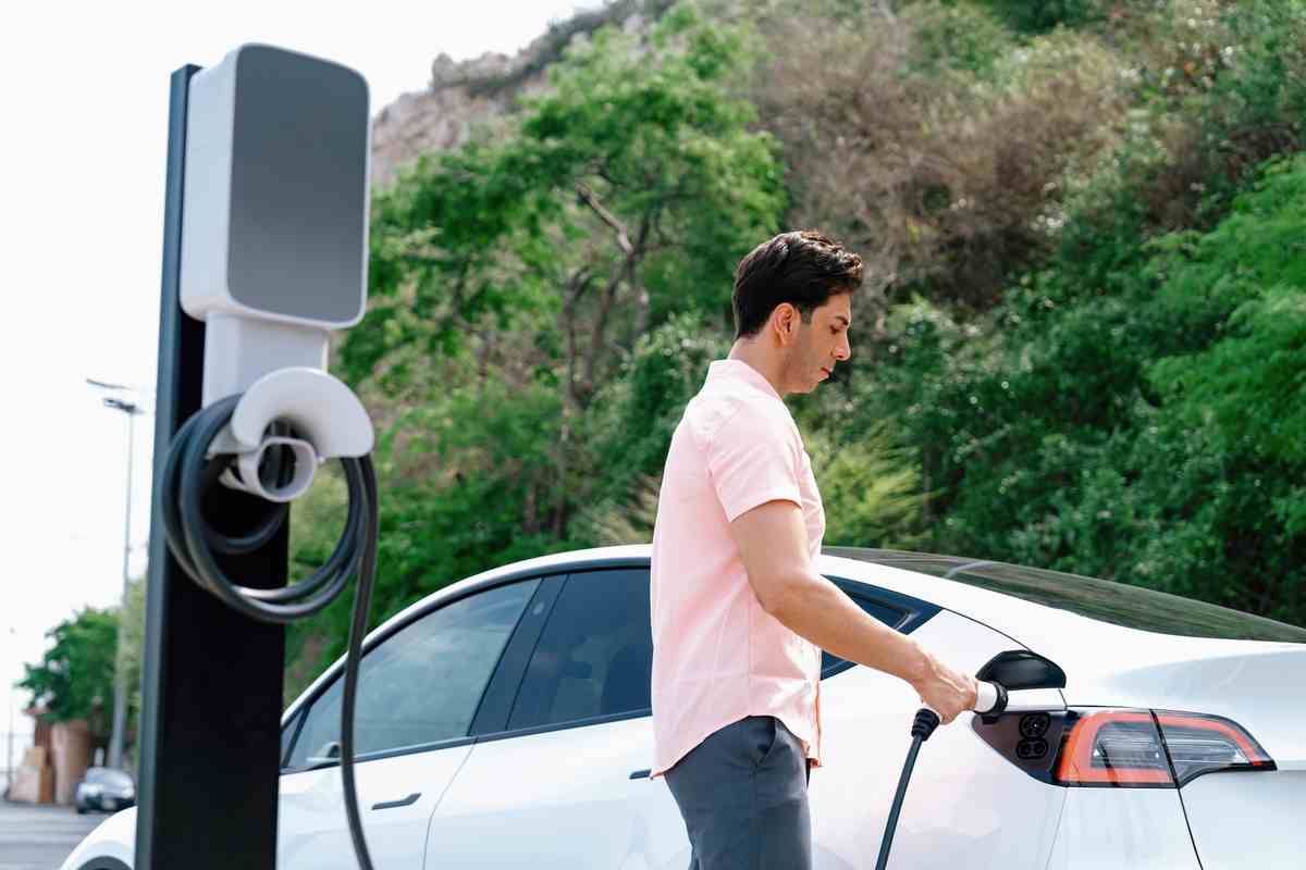 Auto elettriche, sempre meno gli automobilisti a secco