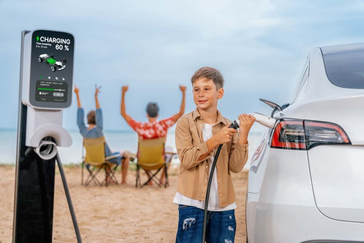 Un bambino ricarica un'auto elettrica