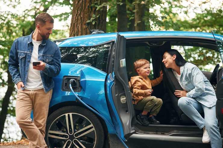 Una famiglia ricarica la propria auto elettrica