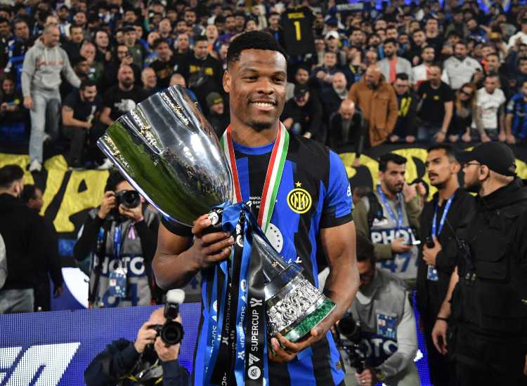 Denzel Dumfries festeggia la vittoria dell'Inter - fonte Lapresse - suipedali.it