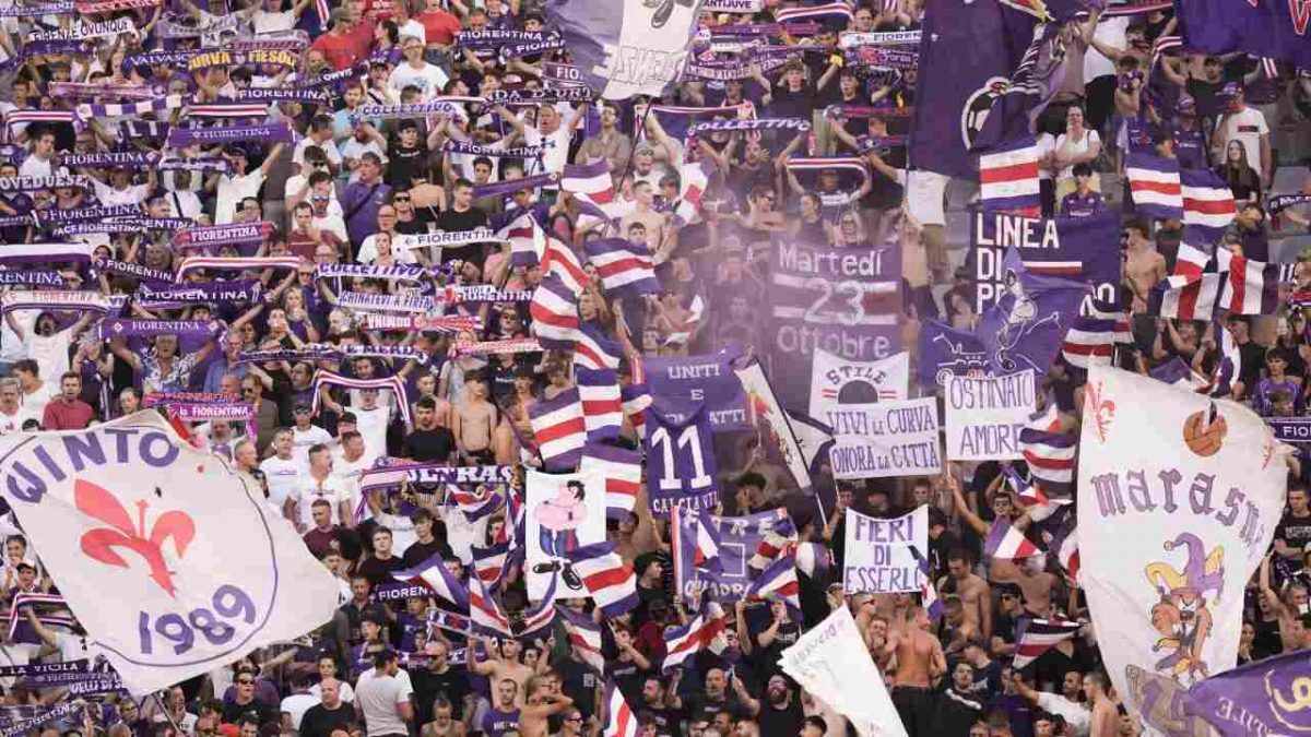 I tifosi della Fiorentina - fonte Lapresse - suipedali.it