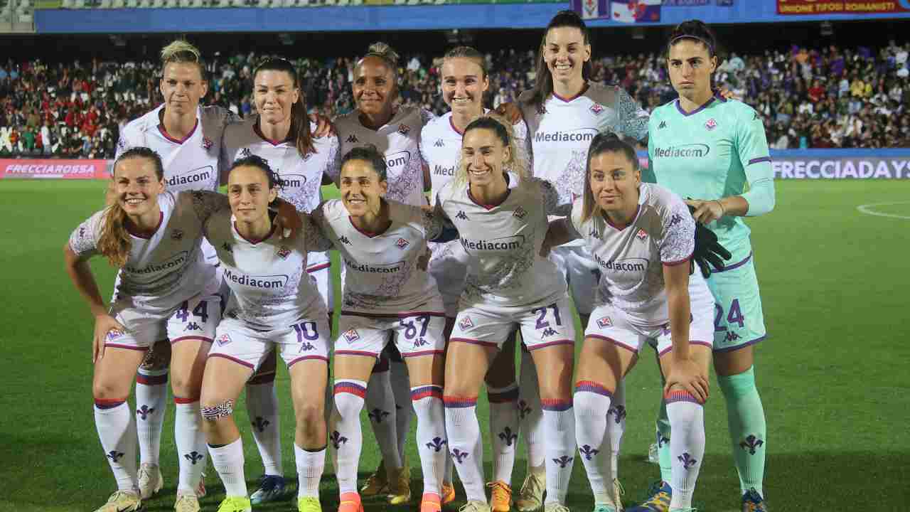 La squadra femminile della Fiorentina - fonte Lapresse - suipedali.it