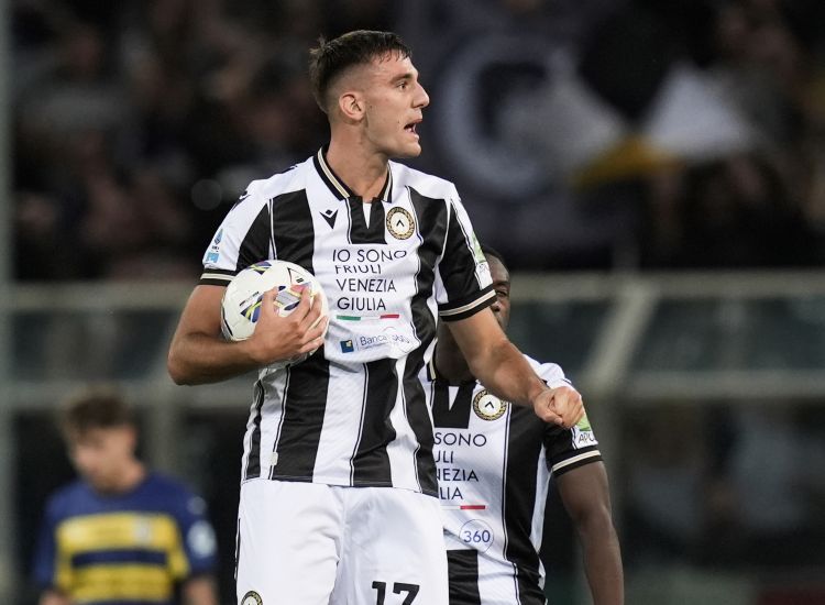 Lorenzo Lucca con la maglia dell'Udinese - fonte Lapresse - suipedali.it