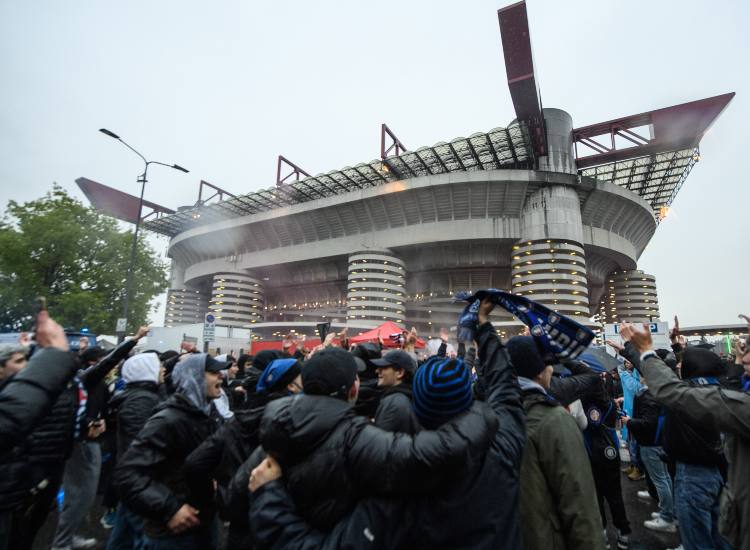 Scontro fuori dallo stadio - fonte Lapresse - suipedali.it