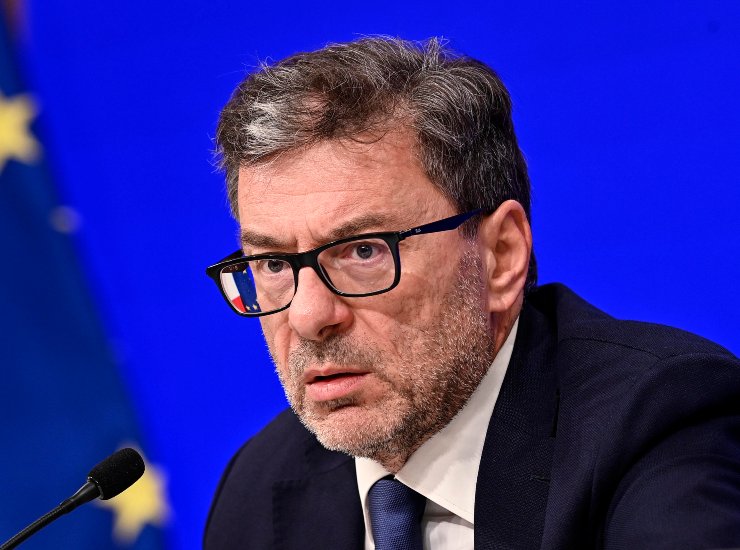 Il ministro dell'Economia Giancarlo Giorgetti - fonte Ansa Foto - suipedali.it