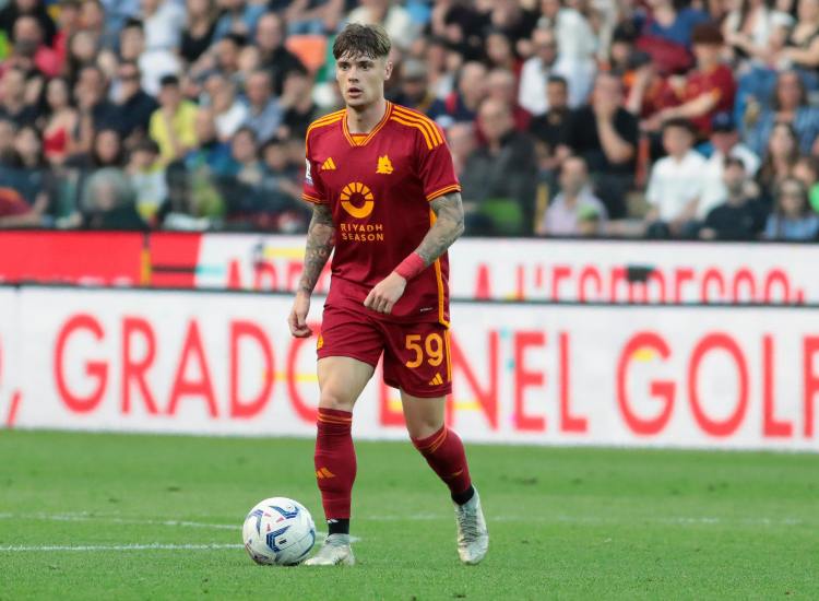 Nicola Zalewski con la maglia della Roma - fonte Lapresse - suipedali.it