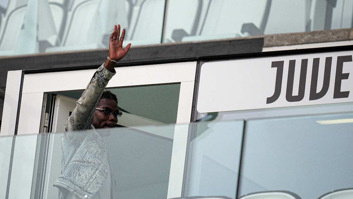 Paul Pogba in tribuna nel match contro il Cagliari - Fonte LaPresse - suipedali.it