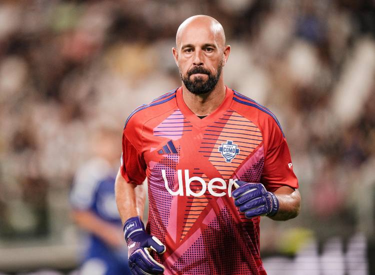 Pepe Reina con la maglia del Como - fonte Lapresse - suipedali.it