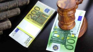 2.170 euro di multa se guidi così - fonte depositphotos.com - suipedali.it