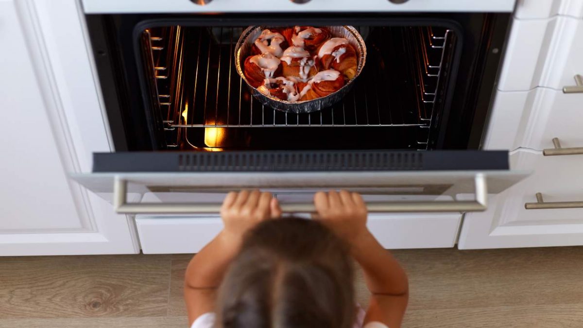 Come mettere lo sportello del forno - fonte Freepik - suipedali.it