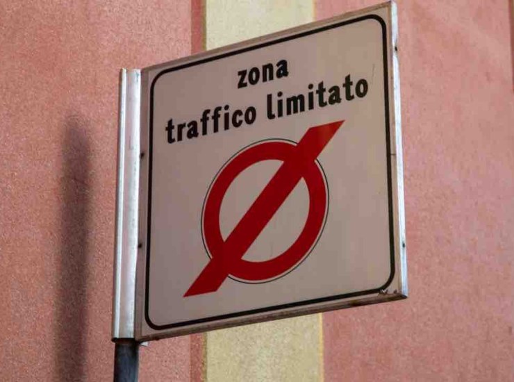 Il cartello di una zona a traffico limitato - fonte depositphotos.com - suipedali.it