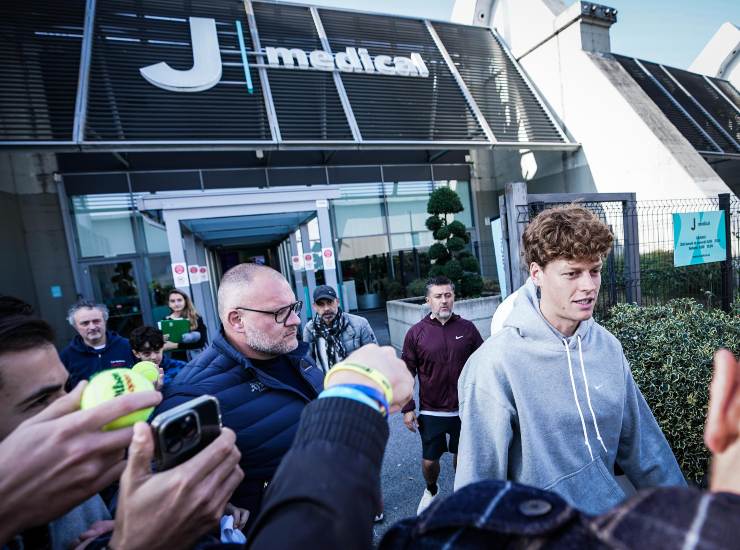 Jannik Sinner fuori dal J Medical - fonte Ansa Foto - suipedali.it