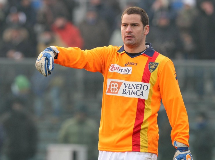 Julio Sergio con la maglia del Lecce - fonte Lapresse - suipedali.it