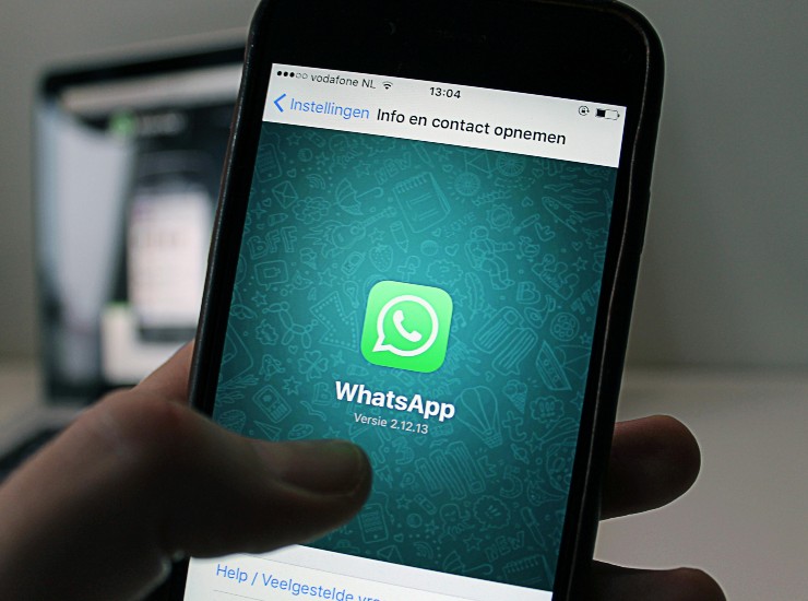 Come evitare di essere truffati via WhatsApp - fonte Pexels - suipedali.it