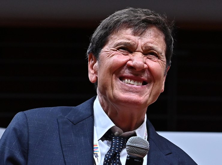 Gianni Morandi durante un recente evento - fonte Ansa Foto - suipedali.it