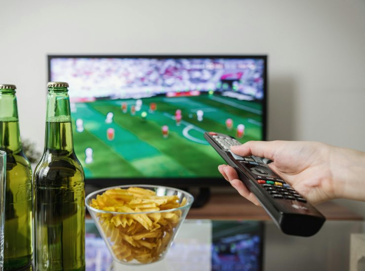 Calcio in televisione - fonte Pexels - suipedali.it