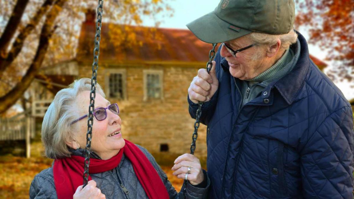 Felici a 70 anni - fonte Pexels - suipedali.it