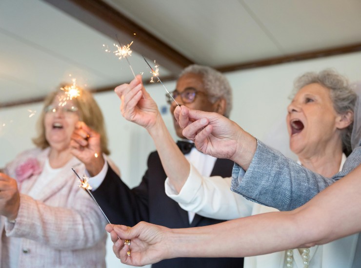 La vita sociale è importante ad ogni età - fonte Pexels - suipedali.it