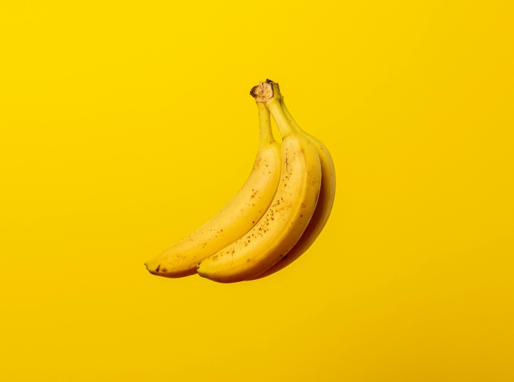 Le banane riducono l'acidità di stomaco - fonte Pexels - suipedali.it